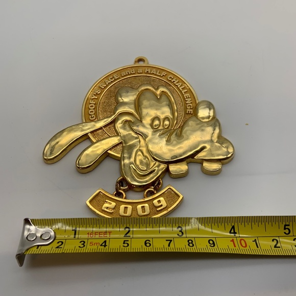 Disney Goofy's Race and a Half Challenge 2009 Gold Tone Collectible Goofy Medal - Picture 14 of 14